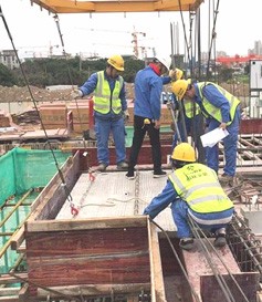 建筑樓盤新盤建設中二層梁板鋼筋等吊裝