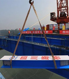 宜賓南溪長江公路大橋工程小縱梁吊裝作業(yè)