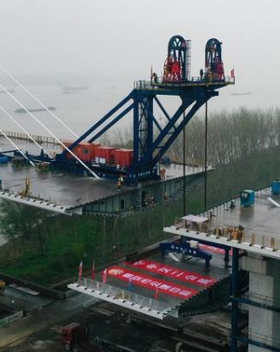 南京長江第五大橋南塔第14對梁段順利吊裝到位