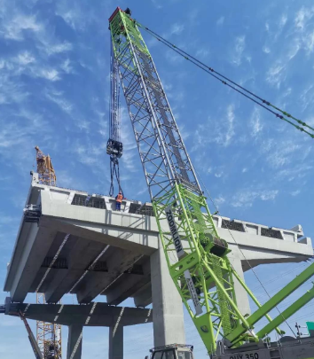 兩港大道快速化工程首件箱梁成功吊裝